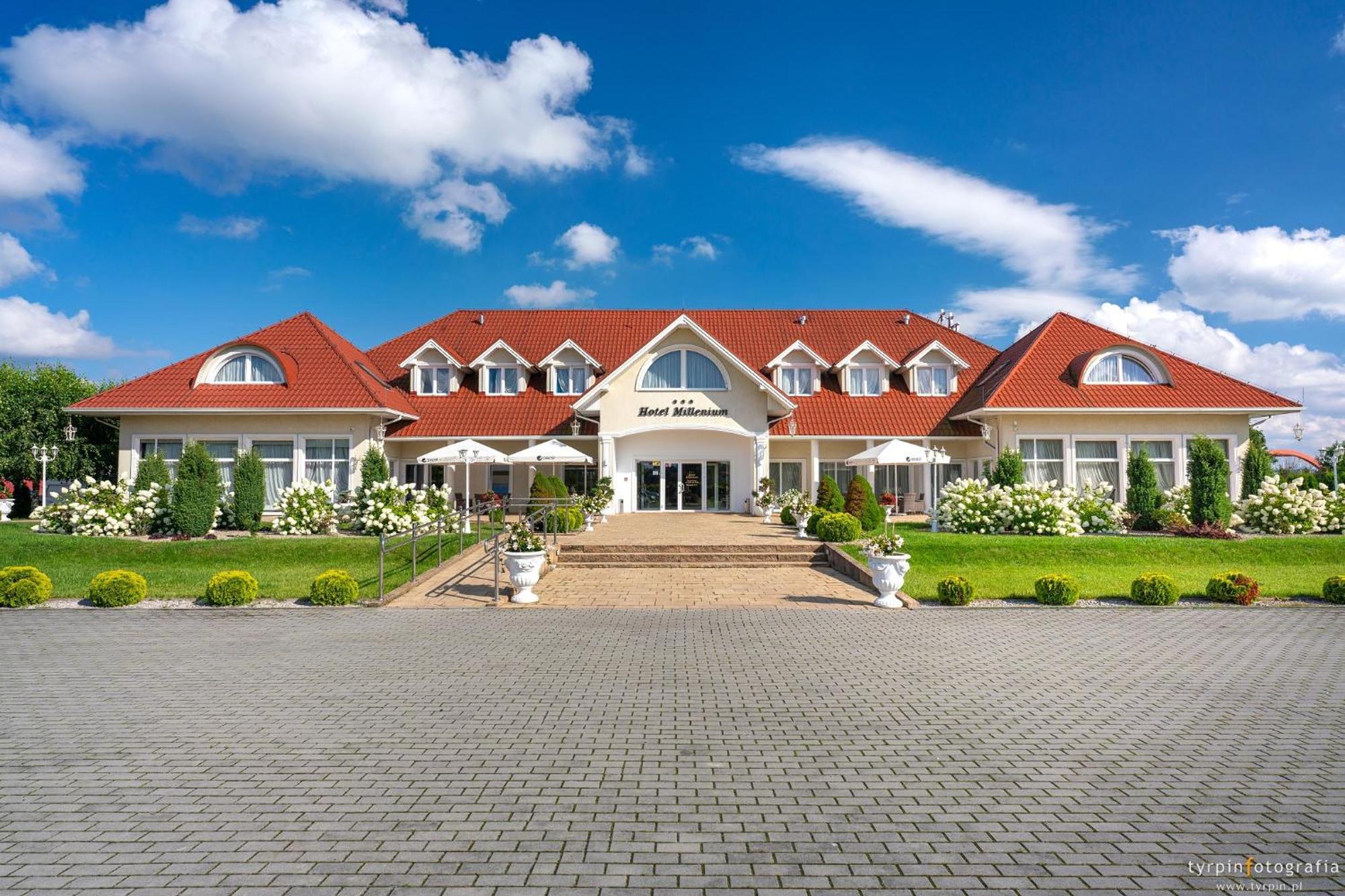Hotel Millenium Góra Motyczna Kültér fotó