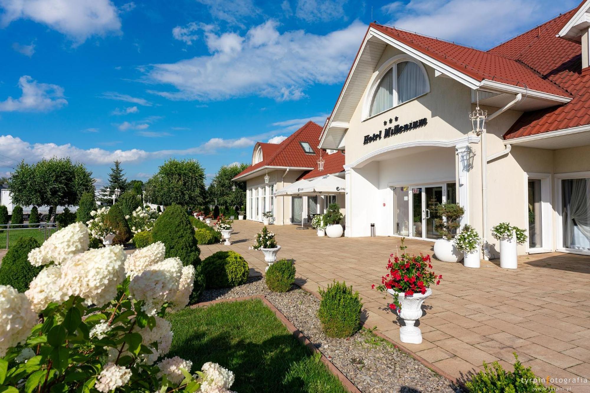 Hotel Millenium Góra Motyczna Kültér fotó