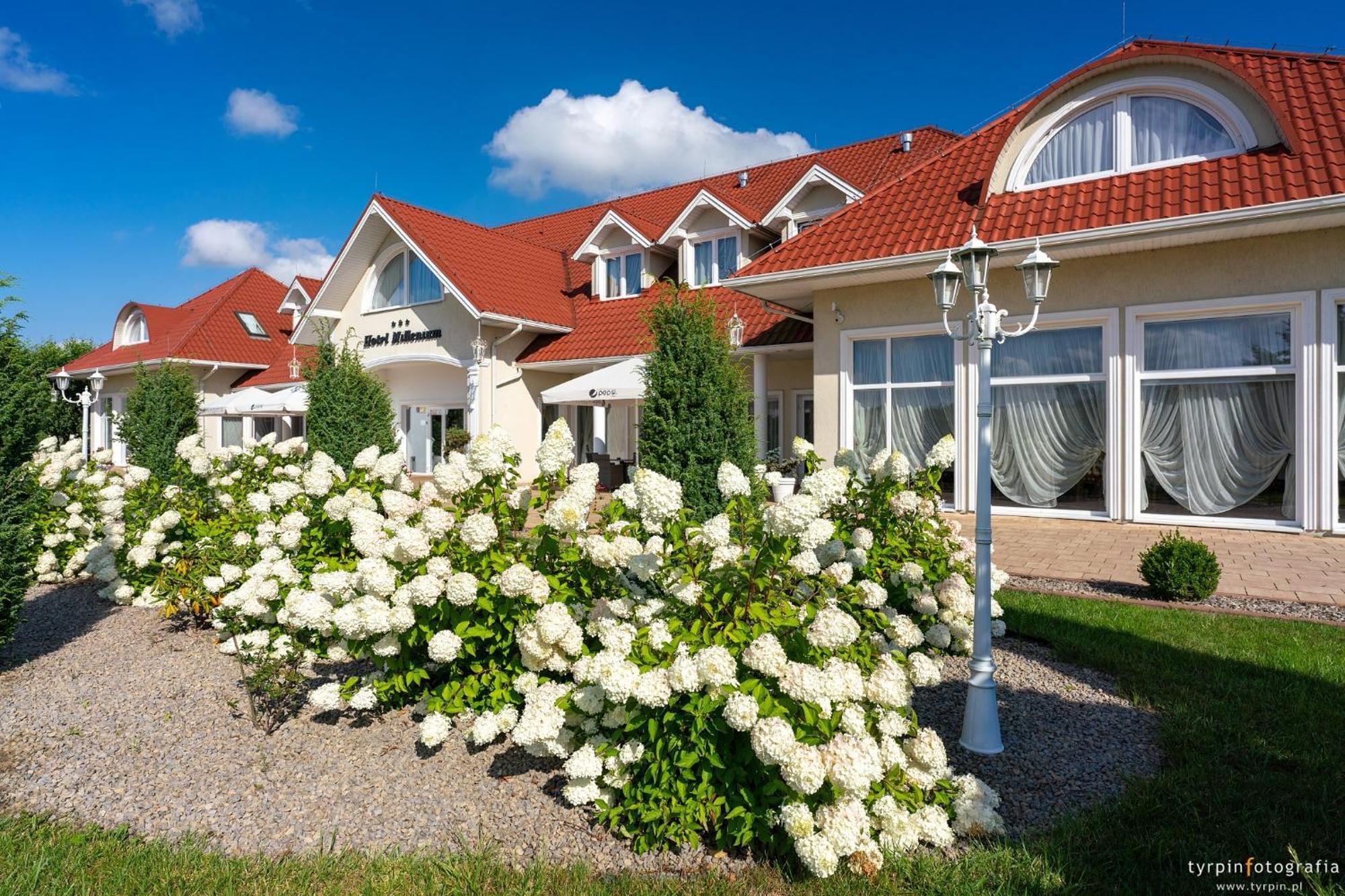 Hotel Millenium Góra Motyczna Kültér fotó