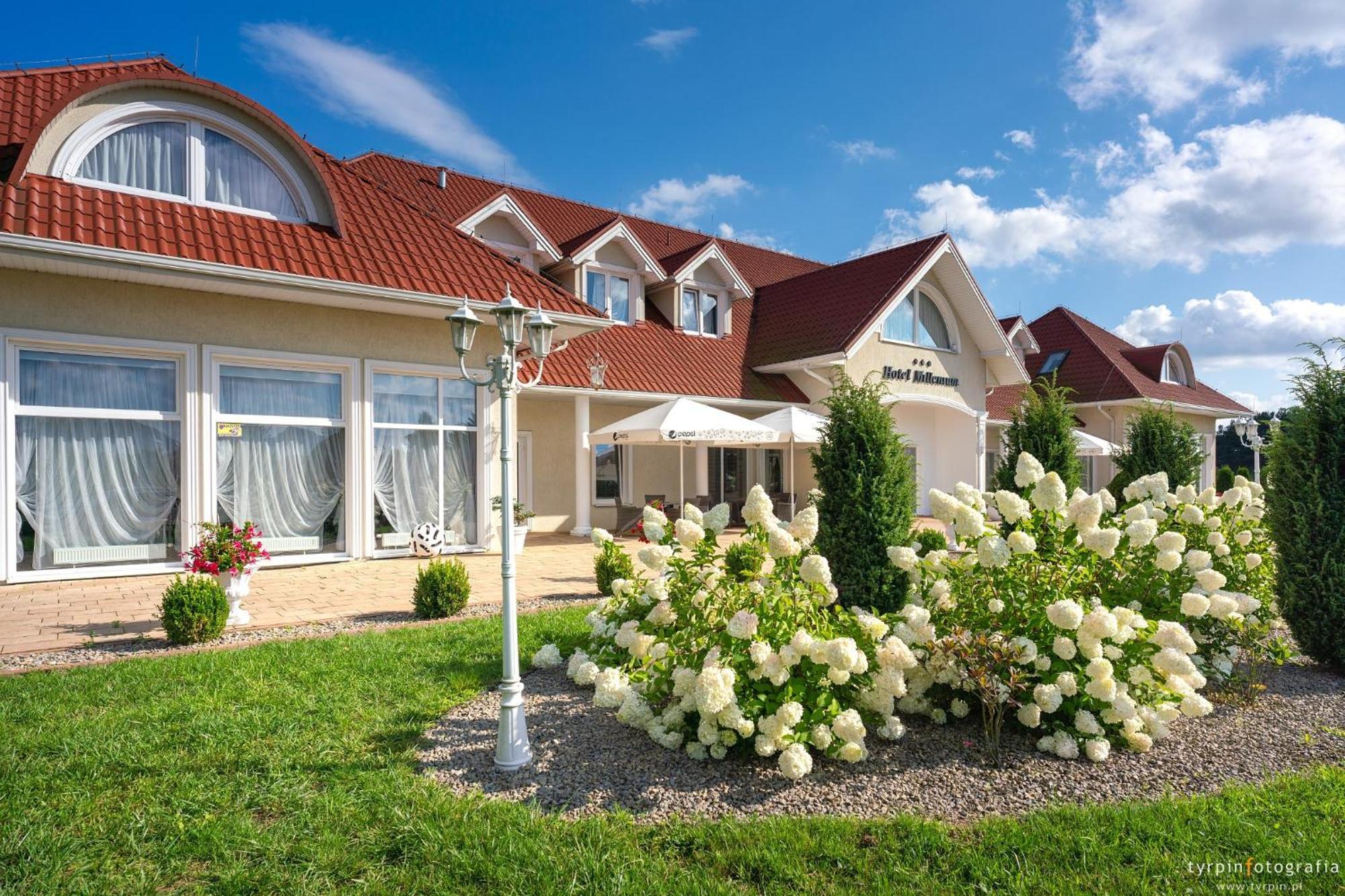 Hotel Millenium Góra Motyczna Kültér fotó